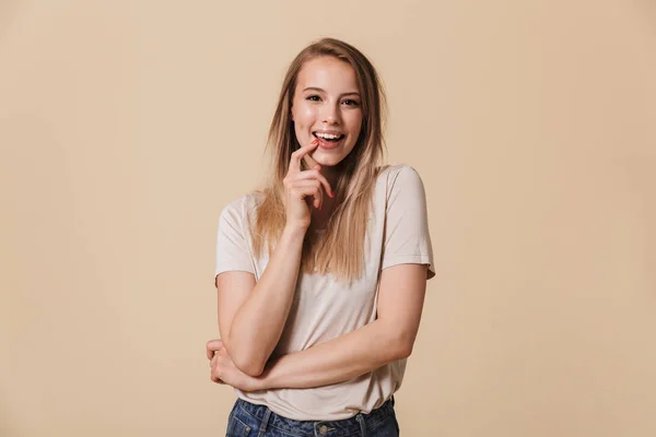 Portret Van Een Vrolijke Casual Meisje Kijken Camera Geïsoleerd Beige — Stockfoto