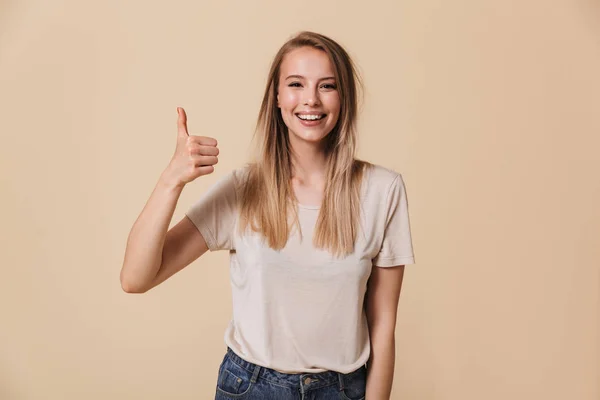 Retrato Uma Menina Casual Alegre Mostrando Polegares Para Cima Gesto — Fotografia de Stock