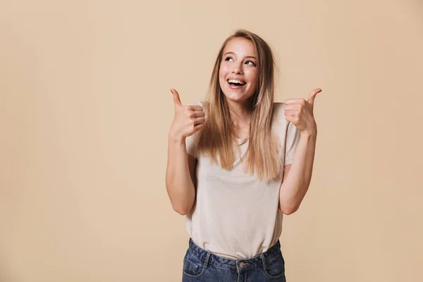 Retrato Una Chica Casual Sonriente Mostrando Los Pulgares Hacia Arriba —  Fotos de Stock