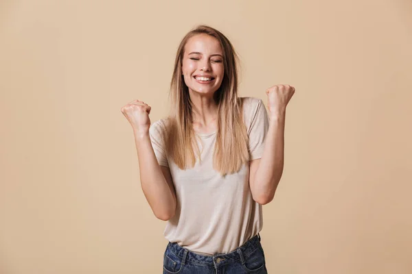 Retrato Uma Menina Casual Feliz Celebrando Sucesso Isolado Sobre Fundo — Fotografia de Stock