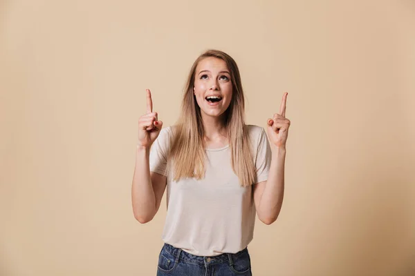 Retrato Una Chica Casual Feliz Apuntando Con Dedo Hacia Arriba — Foto de Stock