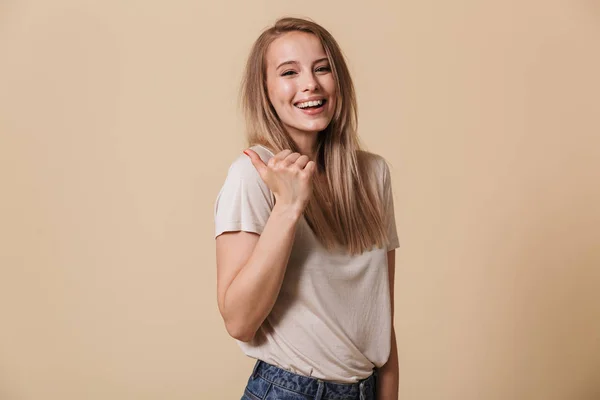 Retrato Una Chica Casual Sonriente Apuntando Con Dedo Espacio Copia —  Fotos de Stock