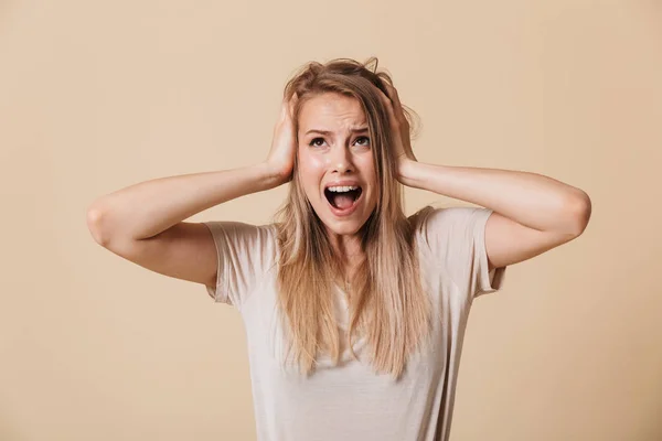 Retrato Uma Jovem Irritada Gritando Com Braços Seu Cabelo Isolado — Fotografia de Stock