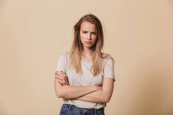 Retrato Uma Menina Casual Chateado Com Braços Dobrados Isolado Sobre — Fotografia de Stock