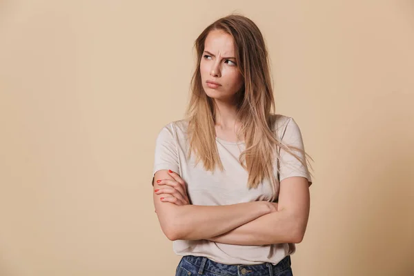 Retrato Uma Menina Casual Chateado Com Braços Dobrados Olhando Para — Fotografia de Stock