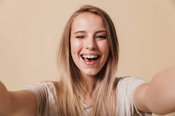 Πορτρέτο Του Ένα Ευτυχισμένο Κορίτσι Λαμβάνοντας Μια Selfie Απλωμένα Χέρια — Φωτογραφία Αρχείου