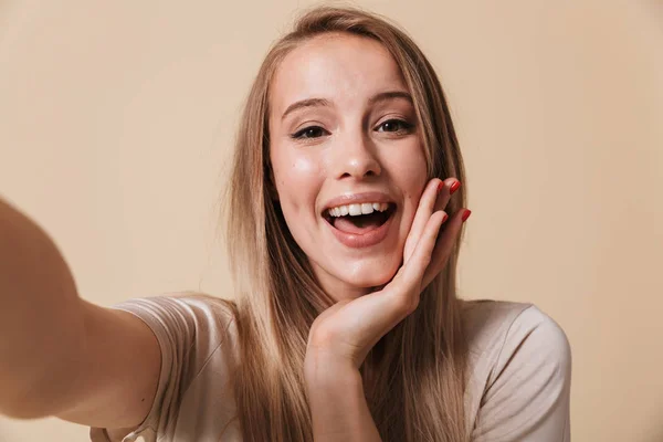 Portret Wesoła Dziewczyna Biorąc Selfie Wyciągniętymi Rękami Białym Tle Nad — Zdjęcie stockowe