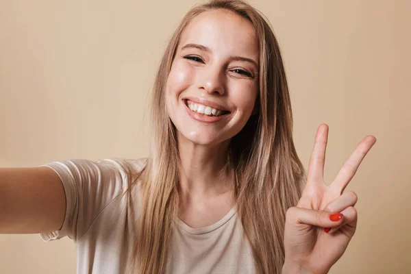 Portret Radosny Młoda Dziewczyna Biorąc Selfie Wyciągniętymi Rękami Białym Tle — Zdjęcie stockowe