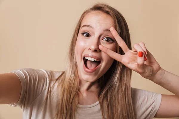 Πορτρέτο Του Ένα Ενθουσιασμένος Νεαρό Κορίτσι Λαμβάνοντας Μια Selfie Απλωμένα — Φωτογραφία Αρχείου