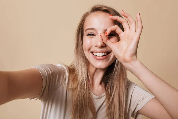 Portrét Mladé Dívky Šťastný Přičemž Selfie Rozpřaženýma Rukama Ukazující Samostatný — Stock fotografie