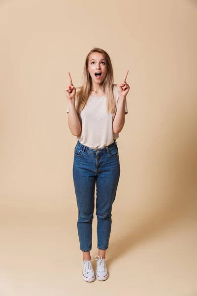 Retrato Comprimento Total Uma Menina Casual Alegre Apontando Dedo Para — Fotografia de Stock