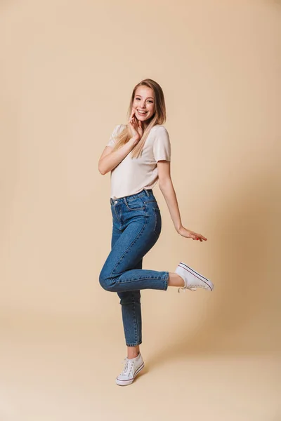 Retrato Larga Duración Una Alegre Chica Casual Posando Mientras Está —  Fotos de Stock