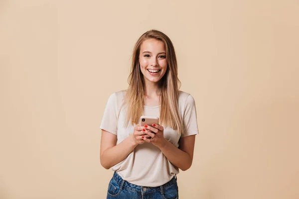 Retrato Una Chica Bastante Casual Sosteniendo Teléfono Móvil Aislado Sobre — Foto de Stock