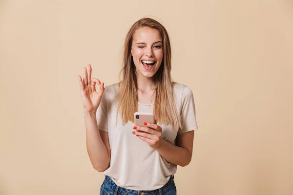Portret Ładny Dorywczo Dziewczynka Trzymając Telefon Komórkowy Pokazano Białym Tle — Zdjęcie stockowe