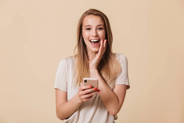 Retrato Uma Menina Casual Alegre Segurando Telefone Celular Isolado Sobre — Fotografia de Stock