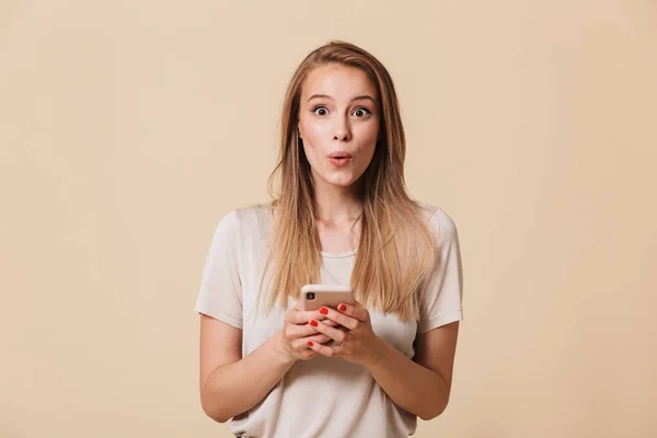 Ritratto Una Ragazza Casuale Sorpresa Che Tiene Isolato Telefono Cellulare — Foto Stock