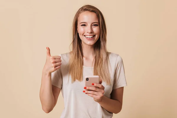 Портрет Досить Випадкової Дівчини Тримає Мобільний Телефон Показує Великі Пальці — стокове фото