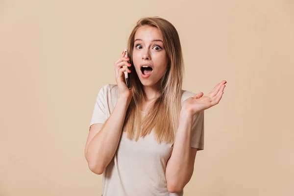 Retrato Uma Garota Casual Animado Falando Telefone Celular Isolado Sobre — Fotografia de Stock