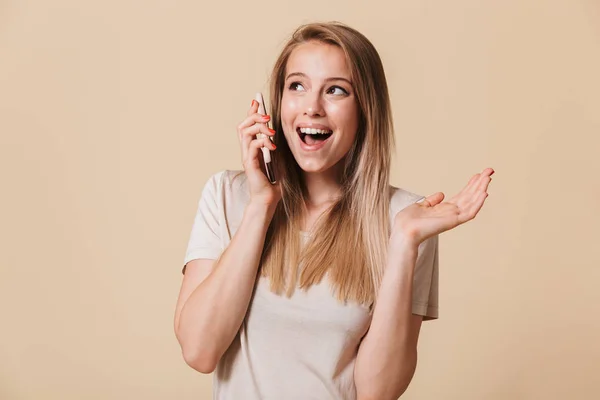 Retrato Uma Menina Casual Alegre Falando Telefone Celular Isolado Sobre — Fotografia de Stock