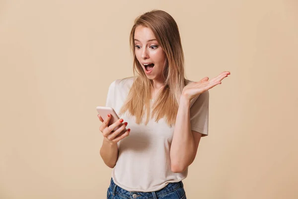 Retrato Uma Garota Casual Animado Olhando Para Telefone Celular Isolado — Fotografia de Stock