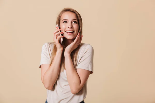 Cep Telefonu Bej Renkli Arka Plan Üzerinde Izole Konuşurken Gülümseyen — Stok fotoğraf