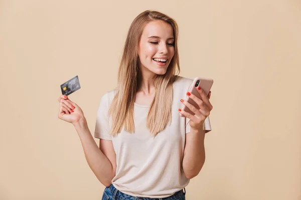 Portrét Příležitostné Šťast Držení Mobilního Telefonu Plastové Kreditní Kartu Izolované — Stock fotografie