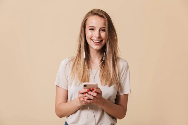 Portret Szczęśliwy Dorywczo Dziewczynka Słuchawki Trzymając Telefon Komórkowy Białym Tle — Zdjęcie stockowe