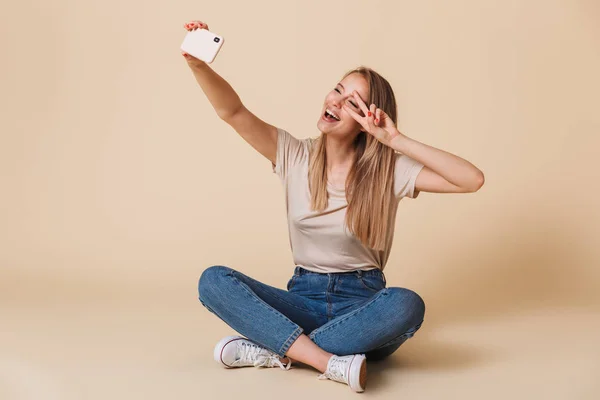 Attractive Woman Wearing Casual Jeans Showing Victory Sign Taking Selfie — Stock Photo, Image