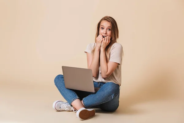 Ritratto Una Ragazza Casuale Eccitata Con Computer Portatile Seduto Pavimento — Foto Stock