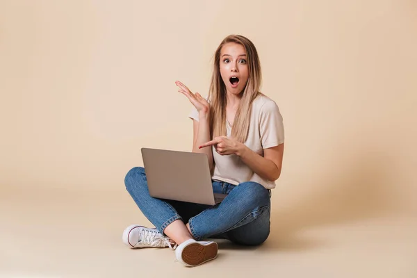 Retrato Uma Menina Casual Chocado Com Computador Portátil Sentado Chão — Fotografia de Stock