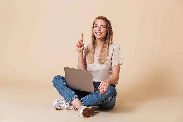 Ritratto Una Allegra Ragazza Casual Con Computer Portatile Seduto Pavimento — Foto Stock