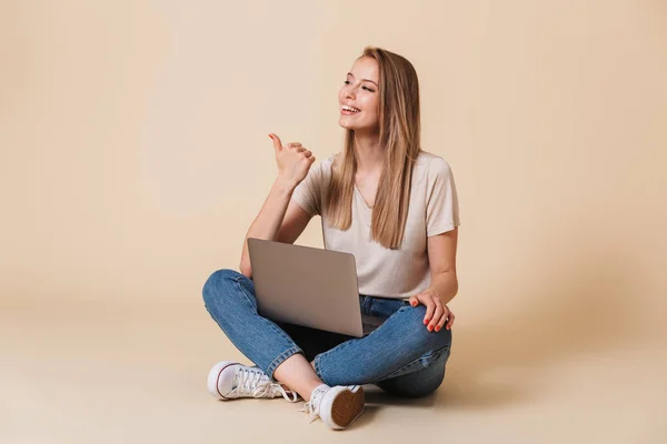 Porträtt Leende Casual Flicka Med Bärbar Dator Sitter Ett Golv — Stockfoto