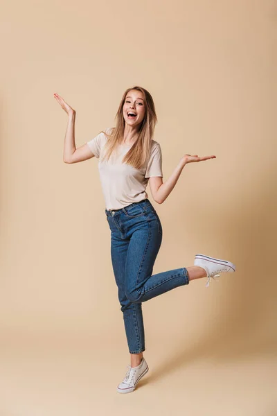 Retrato Completo Mujer Alegre Años Con Ropa Casual Regocijándose Levantando — Foto de Stock