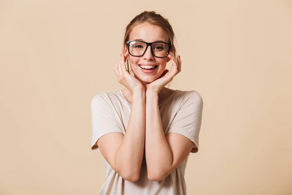 Retrato Linda Mulher Europeia Anos Vestindo Camiseta Básica Óculos Sorrindo — Fotografia de Stock