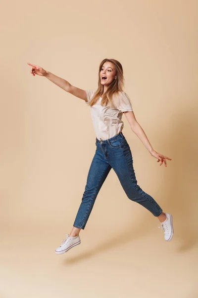 Retrato Completo Mujer Rubia Excitada Años Usando Ropa Casual Saltando — Foto de Stock