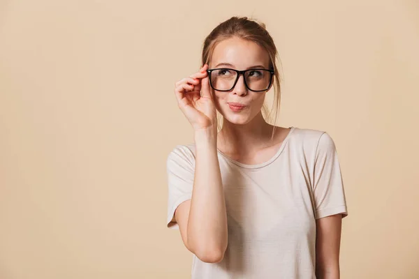 Bild Charmiga Blond Kvinna 20S Bär Grundläggande Shirt Röra Glasögon — Stockfoto