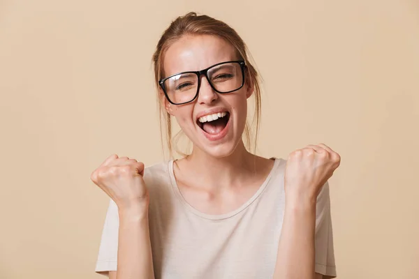 Porträt Eines Zufriedenen Lässigen Mädchens Brille Das Den Erfolg Isoliert — Stockfoto
