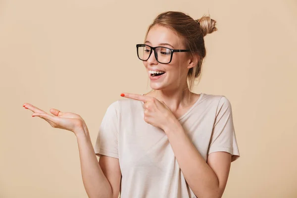 Retrato Una Alegre Chica Casual Gafas Apuntando Con Dedo Hacia — Foto de Stock