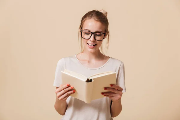 Portret Van Een Lachende Jong Meisje Brillen Lezen Van Een — Stockfoto