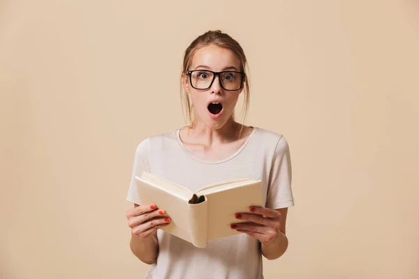 Retrato Una Joven Sorprendida Gafas Leyendo Libro Aislado Sobre Fondo — Foto de Stock