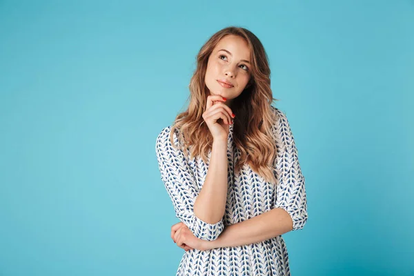 Mujer Rubia Sonriente Pensativa Vestido Sosteniendo Barbilla Mirando Hacia Arriba —  Fotos de Stock