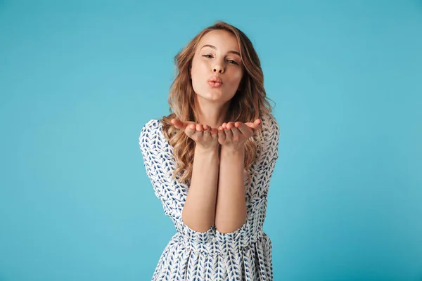 Gelukkig Blonde Vrouw Jurk Stuurt Lucht Kus Kijkend Naar Camera — Stockfoto