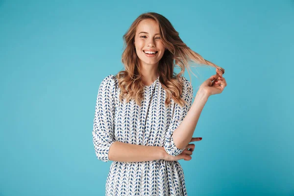 Mujer Rubia Alegre Vestido Jugando Con Pelo Mirando Cámara Sobre — Foto de Stock