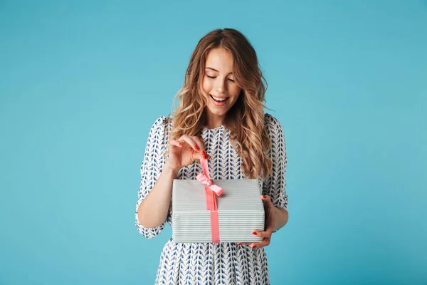 Foto Mujer Rubia Sonriente Caja Regalo Apertura Vestido Disfruta Sobre — Foto de Stock