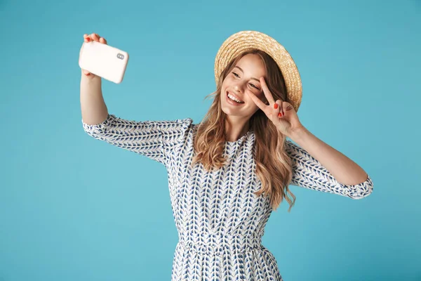 Mujer Rubia Sonriente Vestido Sombrero Haciendo Selfie Teléfono Inteligente Mientras — Foto de Stock