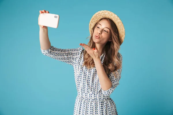 Mujer Rubia Feliz Vestido Sombrero Haciendo Selfie Teléfono Inteligente Mientras — Foto de Stock