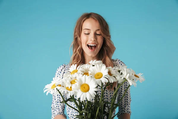 Mulher Loira Feliz Surpresa Vestido Segurando Buquê Flores Alegra Com — Fotografia de Stock