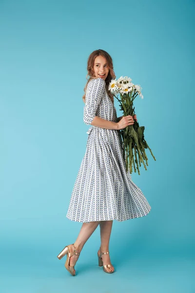 Ganzkörperbild Einer Lächelnden Blonden Frau Kleid Die Seitlich Mit Blumen — Stockfoto