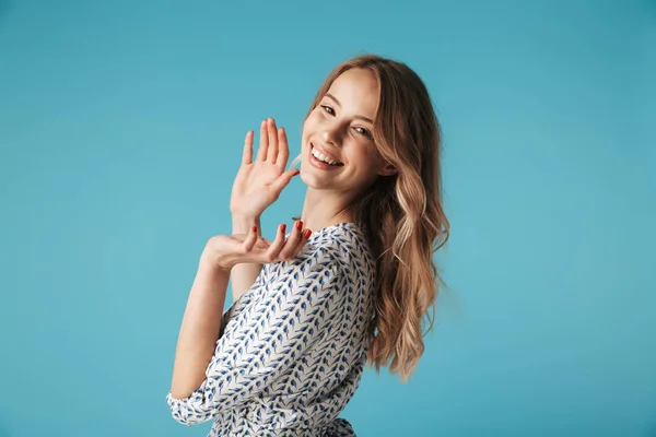 Boční Pohled Šťastné Blond Žena Šatech Tleskání Při Pohledu Fotoaparát — Stock fotografie