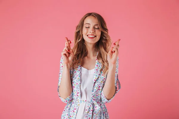 Portret Van Een Gelukkige Jonge Vrouw Zomerjurk Houdt Vingers Gekruist — Stockfoto